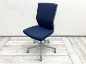 【長時間のデスクワークもランバーが快適にサポート！オカムラ製の人気チェアが入荷！】■オカムラ(okamura)製　エスクード(ESCUDO)チェア　肘無ハイバック　クッションタイプ　■肘無　■ダークブルー×グレーシェル