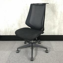【様々な体系や姿勢にも柔軟にフィット！　座り心地抜群の肘付きハイバックチェア！】■コクヨ（KOKUYO）製　デュオラ　■色：ブラック ブラックフレーム　■ハイバック　■背面メッシュ　■肘無し　■コートハンガー付　■樹脂脚