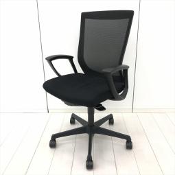 【からだにフィットする立体的なカーブのメッシュ！スタンダードクラスで人気上位のワーキングチェア！】■オカムラ(okamura)製　エスクード(ESCUDO)チェア　■肘付きハイバック　背面メッシュ　固定肘　■ブラック