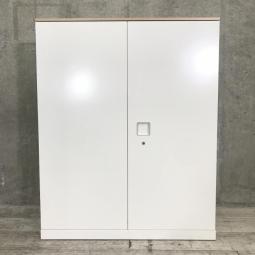 【オフィスの書類をスッキリ整理！取っ手がどの方向からでも開くマルチハンドルが人気の書庫シリーズ！】■オカムラ(okamura)製　レクトラインシリーズ　両開き書庫　ローキャビネット　■天板：木目調ナチュラル　■色：ホワイト　■シリンダー鍵　【弊社使用欄：A01080142】