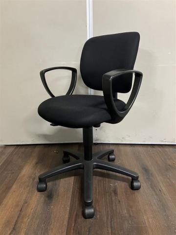【中古】イーザチェア  コクヨ（KOKUYO） 肘付ローバックチェア