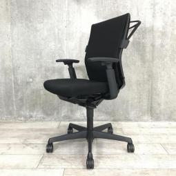 【長時間のデスクワークもランバーが快適にサポート！　オカムラ製の人気チェアが入荷！】■okamura（オカムラ）製　エスクードチェア　■ハイバック　■可動肘　■色：ブラック　■コートハンガー付き　【背中全体をサポートするハイバックタイプ】
