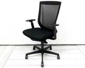 【在庫入替えセール!】【からだにフィットする立体的なカーブのメッシュ!スタンダードクラスで人気上位のワーキングチェア!】■オカムラ(okamura)製 エスクード(ESCUDO)チェア 肘付ハイバック 背面メッシュ ■可動肘 ■ブラック【AD】
