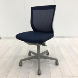 【背面メッシュで通気性抜群！人気のミドルクラスチェア！】■オカムラ（okamura）製　エスクード （ESCUDO）チェア　肘無し　ローバック　■ダークブルー【A01070187】