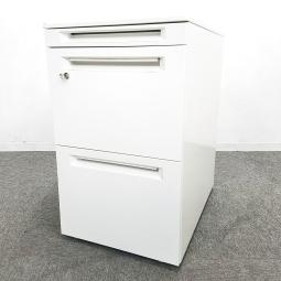 オカムラの現行品3段ワゴンが5台入荷。増員をお考えのお客様はデスクとセットでさらにお買い得に。※高さ注意