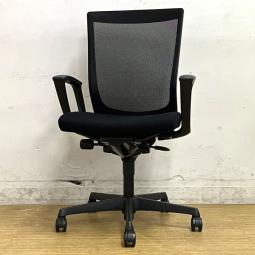 【在庫入替セール】オカムラ エスクードメッシュタイプ 肘付きハイバックモデル 固定肘 カラー:ブラック 軽快なメッシュチェアをお求めの方に