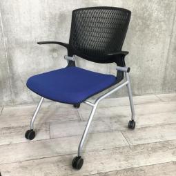 【スリット構造のシェルがワーカーを軽やかに受け止める！】■オカムラ(okamura)製　グラータ(Grata）)チェア　ネスティングチェア　ミーテイングチェア　■背面樹脂メッシュ　■キャスター付き　■ブルー　■固定肘付き