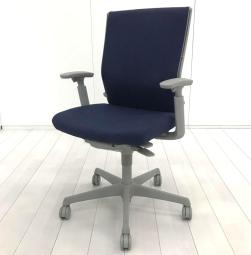 【在庫入替セール品！（本在庫限定価格）】【スタンダードクラスで人気上位の快適チェア！】人間工学に基づいた確かな座り心地！長時間のデスクワークにもオススメ！
■オカムラ/エスクードチェア（ESCUDO）/ダークブルー×グレーシェル　可動肘付　ハイバック