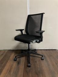 【ワイヤー構造が体を支える、有名海外メーカー製の定番チェア！】■スチールケース（Steelcase）製　シンク（think）チェア　肘付ハイバック　背面メッシュ　■ブラック