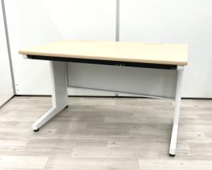 【安心の国内メーカー!スタンダードなサイズ幅1200㎜のオフィスデスク!】 ■ITOKI(イトーキ)製 CZRシリーズ 平机 引き出し付き ■天板:木目ナチュラル × 本体ホワイト【弊社使用欄:A01074539】