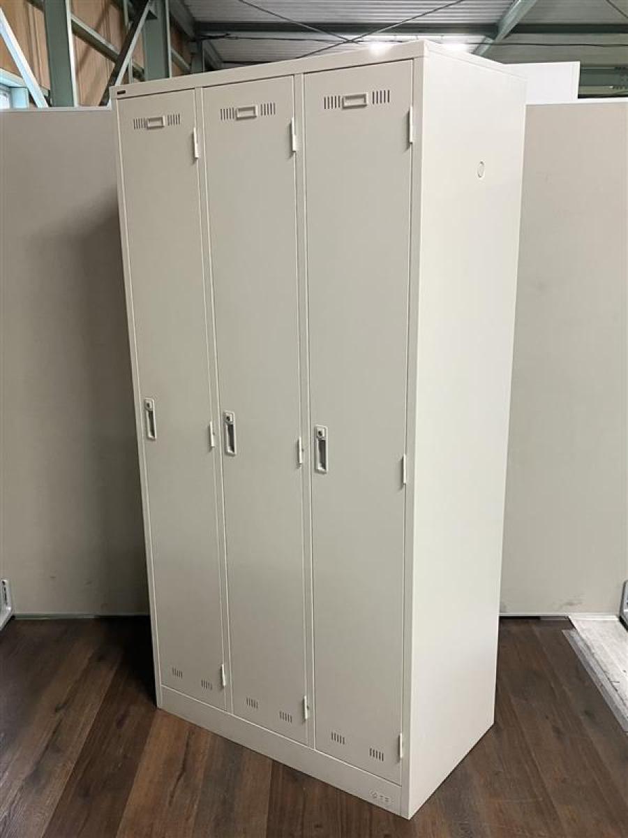 TOYOSTELL(生興製)の3人用更衣ロッカー　ロットで入荷しました！！　増員・移転の際に必須な方も多いはず！！ロット入荷珍しいのでご検討はお早めに
                        その他シリーズ
                                    中古
            