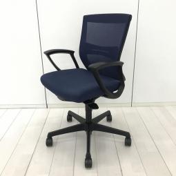 【2脚入荷】【長時間のデスクワークもランバーが快適にサポート！】■オカムラ（okamura）製　エスクード（ESCUDO）チェア　肘付き　ローバック　背面メッシュ　■固定肘　■ランバー付き　■ダークブルー