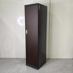 【時代にマッチした木目カラー！　重厚感溢れる役員向けロッカー！】■ナイキ(NAIKI)製　役員向けロッカー　ワードローブ　1人用更衣ロッカー　W450×D515㎜　■扉：ダークブラウン/側：ブラック　■シリンダー錠