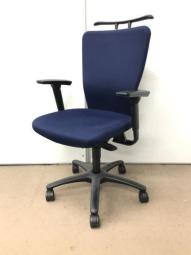 【オフィスの王道チェア！分厚いクッションとシンプルで使いやすい操作性！】■オカムラ（okamura）製　カロッツァ（Carrozza）チェア　ハイバック　肘付き　■可動肘　■コートハンガー付き　■ダークブルー×ブラック