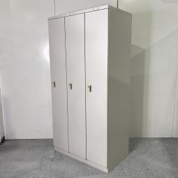 【1台限定】【ゆとりのある収納スペース！衣類や個人の荷物・貴重品の管理にオススメ！】■オカムラ(okamura)製　FZロッカーシリーズ　3人用更衣ロッカー　W900×D515mm　■シリンダー錠　■ライトスモーク　※ネームプレート付き