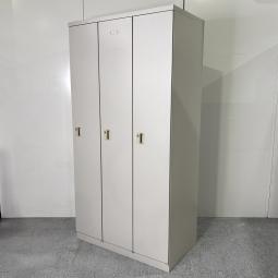 【1台限定】【ゆとりのある収納スペース！衣類や個人の荷物・貴重品の管理にオススメ！】■オカムラ(okamura)製　FZロッカーシリーズ　3人用更衣ロッカー　W900×D515mm　■シリンダー錠　■ライトスモーク　※ネームプレート真ん中のみ