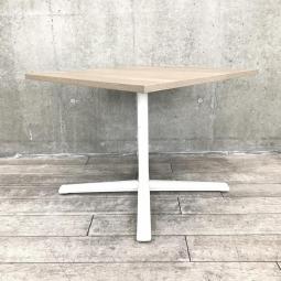 入替セール品につきお値下げ！【カフェのようなオシャレな空間を演出！リフレッシュスペースなどにもお勧め！】■オカムラ（okamura）製　ライブス（Lives）ミーティングテーブル　角テーブル　W900×H720㎜　■天板：木目ナチュラル　脚：ホワイト　【食堂・カフェスペースなどにオススメのオシャレシリーズです！】
