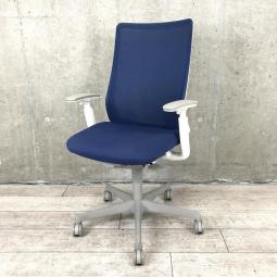 【外部倉庫品】■Okamura（オカムラ）製　Fluent（フル―エント）　ブルー×ホワイトシェル　■可動肘　ハイバック　背面メッシュ　樹脂脚　【AO】