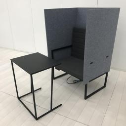 【2023年製】【快適に集中して作業を行えるワークブース！】■okamura(オカムラ)製　ゴドシリーズ（GO-DO）　集中ワークブース　1人用パーテーションブース　■ソファ　テーブル　■グレー　■コンセント受けオプション付き 【ABW商材】【関東倉庫在庫品】【弊社使用欄：A01077947】