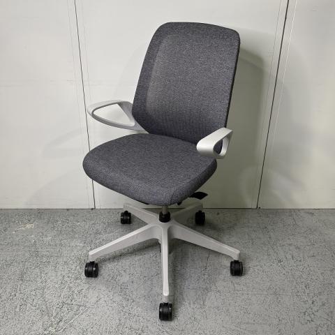 【中古】ノート  イトーキ（ITOKI） 肘無ローバックチェア