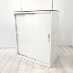【物が取り出しやすい3枚引き違いタイプ！開閉スペースに困らない！】■オカムラ(okamura)製　レクトライン(Rectline)シリーズ　引違い書庫　3枚引き戸　ローキャビネット　■シリンダー錠　■天板：木目調ナチュラル　■ホワイト　※日焼け有