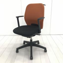 【スタンダードな機能搭載！デスクワークに過不足無しのオフィスチェア】■ウチダ(UCHIDA)製　シエルト(CIERTO)チェア　肘付き　 ハイバックチェア　■コートハンガー付き　■固定肘　■背面：オレンジ/座面：ブラック　【2606】【A01067160】