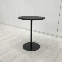 シックなブラックの丸テーブルが入荷！オールブラックカラーでカフェ調やモノトーン系のオフィスにおすすめ！
Φ600㎜