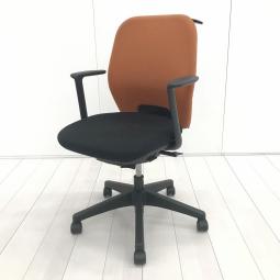 【在庫入替セール】内田洋行　シエルト　固定肘付き　ミドルバック　オレンジ×ブラック　コートハンガー付き