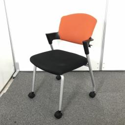 【シンプルスマートなスタッキングチェア！分厚いクッションで長時間でも快適な座り心地！】■コクヨ（KOKUYO）製　プロッティ（Protty）チェア　スタッキングチェア　ミーティングチェア　■肘付き　固定肘　■キャスター付き　背面カバー付き　■背面オレンジ × 座面ブラック