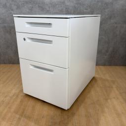 【ツ】コクヨ製の3段ワゴン【ISシリーズ】ホワイト色　＊良品を格安で！「オフィスバスターズ福岡南店」は、福岡を拠点として、全国へ中古オフィス用品・オフィス家具を提供しております。