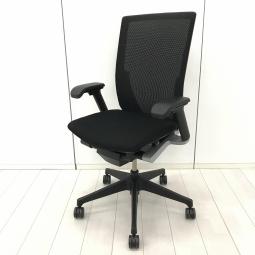 【シャープかつシンプルなデザイン！大きな背面が体にフィット！通気性がよく長時間でも快適な高級チェア！】■イトーキ(ITOKI)製　ヴェント(Vent)チェア　肘付き　ハイバック　背面メッシュ　■可動肘　ランバーサポート付き　■ブラック
