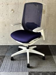 【在庫入替セール】【デザインと機能性を追求したオカムラの技術の結晶！自然な姿勢で作業・リラックス可能！】■オカムラ（okamura）製　フィノラ（Finora）　シリーズ　肘付ハイバックチェア　背面メッシュ　■可動肘・ハンガー・ランバーサポート付き　■ブルー※愛知※名古屋※豊田※三重