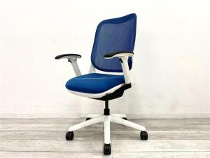 【定価約9万円】【身体の重心位置に合わせて座面が前後5°ずつ揺れる、スイングスライド機能搭載！】■LION　■肘付ローバックチェア　■ブルー　■可動肘　背面メッシュ