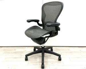 【世界的にも有名なワーキングチェア！通気性や理想的な体重分散を実現したメッシュの張り地！】■ハーマンミラー(HermanMiller)製　アーロンチェア　　Bサイズ　肘付ハイバックチェア　■メッシュ　■固定肘・ランバーサポート付き　■グレー　【弊社使用欄：A01071649】