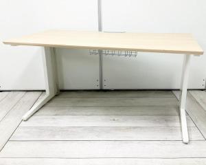 【スタイリッシュなデザインと機能性を兼ね備えたシンプルデスク！】■オカムラ(okamura)製　プロユニットシリーズ　■平机　引き出し無　Ｌ字脚　W1200×D700㎜　■配線カバー付き　■天板：木目ナチュラル/L字脚：ホワイト