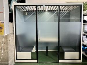 【大人気な個室ブースが入荷しました！！】◆オカムラ/スノーハット　天井オープン　照明付き　会議《オフィスバスターズ福岡博多店は、福岡を拠点として、日本全国へ中古オフィス用品・オフィス家具を提供しております》