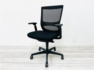 【長時間のデスクワークもランバーが快適にサポート！】■オカムラ（okamura）製　エスクードチェア　ハイバック肘付　背面メッシュ　■可動肘　■ブラック