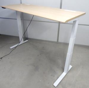 ☆W1750ｍｍ！【電動で高さ調整可能！H650～1250㎜！座り仕事での疲労を軽減！】■オカムラ　スイフトシリーズ　電動上下昇降デスク　配線口付　天板木目カラー　■立ち姿勢を取り入れた新しいワークスタイルへ！　昇降テーブル　平机　スタンディングデスク　大型デスク【Okamura　Swift】【ABW】