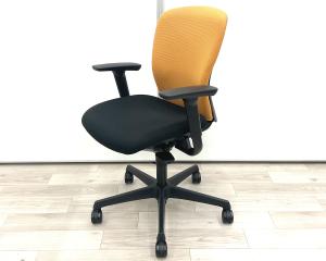 【在庫入替セール品！（本在庫限定価格）】【シンプルなデザインと厚みのあるクッションが大人気！機能充実のワーキングチェア！】■オカムラ（okamura）製　スラート（sulato）チェア　肘付き　ローバック　■可動肘　■背面:オレンジ × 座面:ブラック　【弊社使用欄：A01061080】