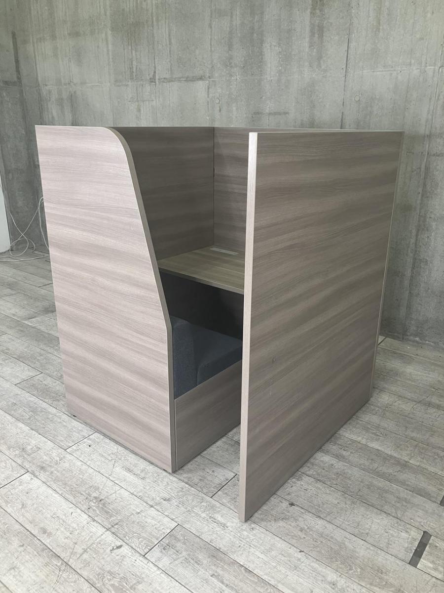【ソファでリラックスしながら集中して作業が出来る個室ブース】【オフィス家具業界で大人気のワークブースです！】■オカムラ製「Bresta（ブレスタ）」シリーズ　横向きタイプ　■グレー×ナチュラル天板　■コンセント付　■ソファータイプ 【ABW商材】【関東倉庫在庫品】【弊社使用欄：A01078157】
                        その他シリーズ
                                    中古
            