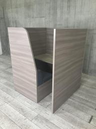 【ソファでリラックスしながら集中して作業が出来る個室ブース】【オフィス家具業界で大人気のワークブースです！】■オカムラ製「Bresta（ブレスタ）」シリーズ　横向きタイプ　■グレー×ナチュラル天板　■コンセント付　■ソファータイプ 【ABW商材】【関東倉庫在庫品】【弊社使用欄：A01078157】