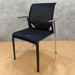 洗練されたデザインと快適な座り心地を両立した、Vitraの高品質ミーティングチェア。＊福岡市で中古オフィス家具をお探しなら、オフィスバスターズ福岡南店へ！ 福岡市南区を拠点に、デスク・チェア・書庫・複合機など中古オフィス家具を一式ご提供。福岡市内のオフィス移転や起業、レイアウト変更もワンストップでサポートします。＊