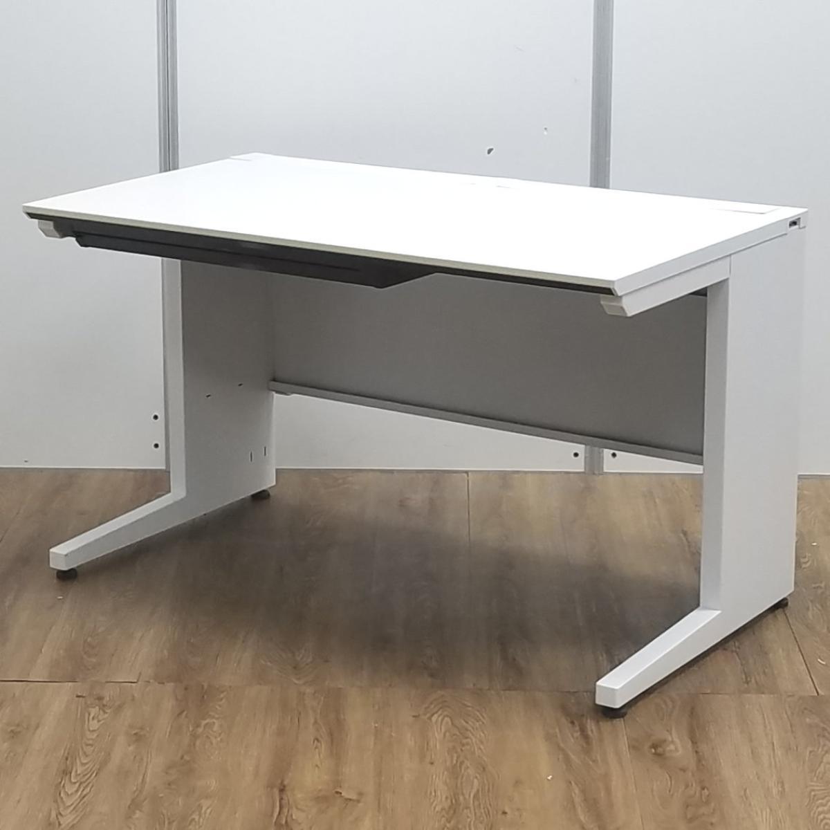 【在庫入れ替え品！】【人気のホワイトカラーの平デスクが入荷！　定番の幅1200㎜サイズ！　ぴったりのワゴンを一緒にご案内させていただく事も可能です！】■コクヨ(KOKUYO)製　アイエス(iS)シリーズ　平机引出し(右)無しタイプ　W1200×D700㎜　■ホワイト【T6】
                        iSシリーズ
                                    中古
            