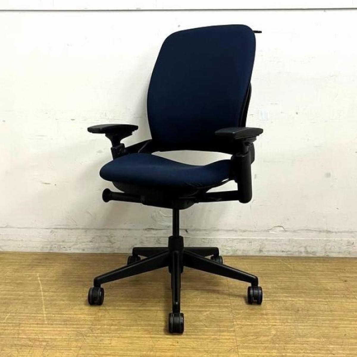 【在庫入替セール】大人気シリーズ　スチールケース/Steelcase　リープV2/Leap V2　肘付きチェア　ネイビーブルー×ブラックフレーム　可動肘　ハンガー付き
                        リープV2
                                    中古
            