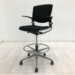【立ち仕事にも、座り仕事にも！作業効率を高めるハイチェア！】■オカムラ（okamura）製　グラータ（Grata）シリーズ　ハイチェアタイプ　ミーティンチェア　肘付　■5本脚タイプ　■キャスター付　■ブラック