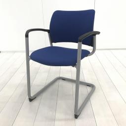 【多様なシーンに快適なミーティングチェア！】■オカムラ（okamura）製　8147シリーズ　 ミーティングチェア　多目的チェア
■肘付　■カンチ脚タイプ　■ミディアムブルー