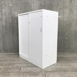 【スライド引き戸だから開閉スペースに困らない！】■コクヨ(KOKUYO)製　エディア(EDIA)シリーズ　引き違い書庫　ローキャビネット　■2枚戸　■シリンダー錠　■ベース付き　■ホワイト