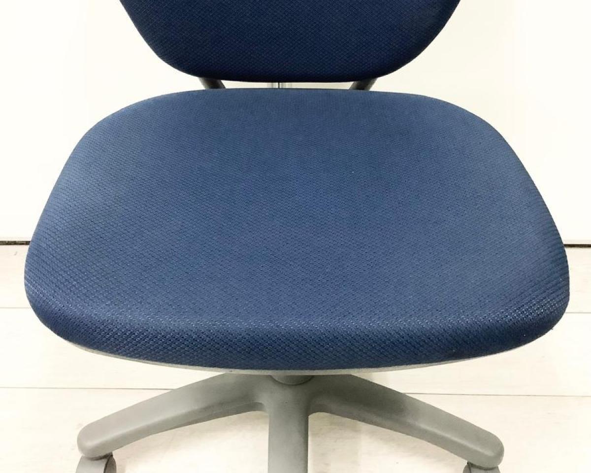 中古 オカムラ ビラージュ オフィスチェア 肘当て付き ネイビー 事務椅子 中古】ヴィラージュチェア オカムラ/okamura 肘無ローバックチェア