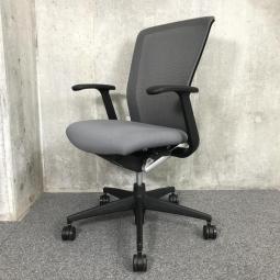 上半身の動きにフィットします！体を包み込むメッシュ張地背面が特徴！　■コクヨ（KOKUYO）　フォスター　エトス　ハイバック　■固定肘付き　■ストレートグレー