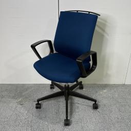 【オフィスの王道！　納得の座り心地！　魔法のように売れ続けている定番のオフィスチェア！】■コクヨ(KOKUYO)製　ウィザード3(wizard3)チェア　肘付ローバック　■サークル肘・ハンガー・ランバーサポート付き　■プルシアンブルー×ブラックシェル